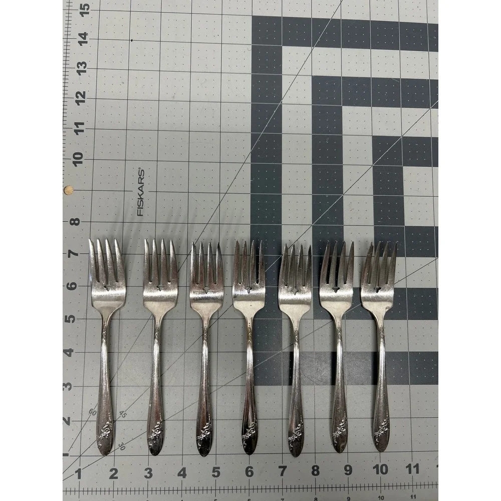 Oneida Silver Queen Bess II Salad Forks Lot‎ of 7 Silverplate Ware 1946 Tudor